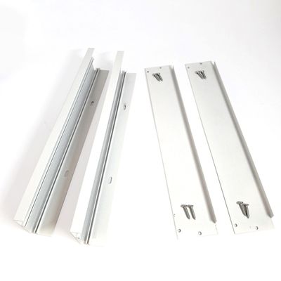 Zwei Sätze Metallhalterungen mit Schrauben für die Montage von LED-Beleuchtung vor einem weißen Hintergrund.