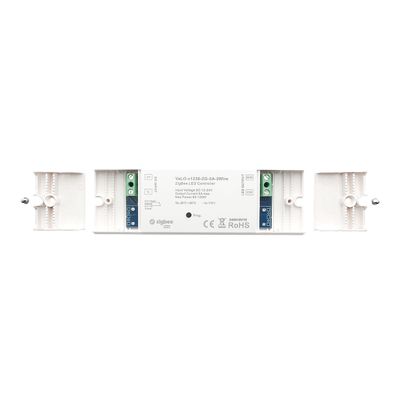 Intelligente Lichtsteuerung: weißes, rechteckiges Design mit grünen Anschlüssen, blaues Etikett für technische Informationen - perfekt für moderne LED-Beleuchtungssysteme.