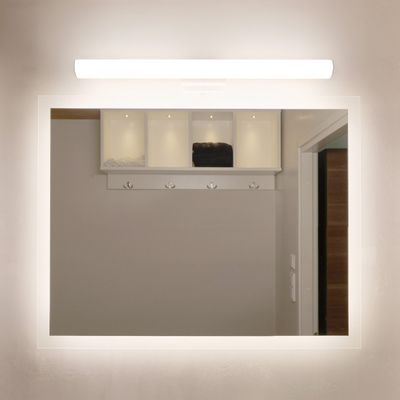 Wandspiegel mit LED-Kantenbeleuchtung, um die Tür zu reflektieren, Regale mit Haken und angeordnete gefaltete Kleidung und Kleiderbügel.