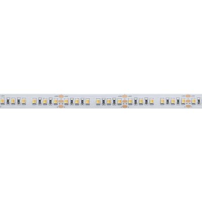 Nahaufnahme eines LED-Leuchtbandes mit mehreren kleinen LED-Leuchten und elektronischen Komponenten in einer geraden Linie. Eine energieeffiziente Beleuchtungslösung.