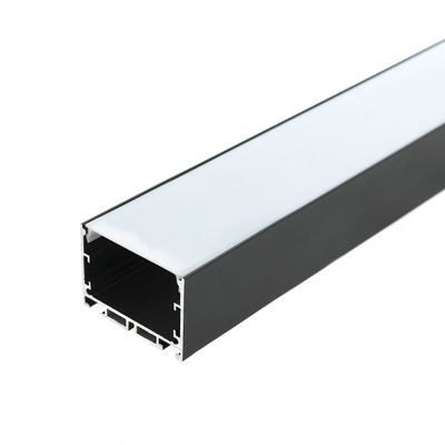 Rechteckige schwarze LED-Leuchte mit weißem Lichtschein, schräge Ansicht auf weißem Hintergrund, ideale moderne Beleuchtungslösung.