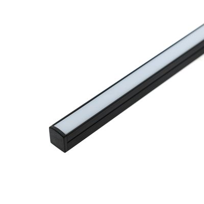 Nahaufnahme einer eleganten rechteckigen LED-Lichtleiste, schwarzer Rahmen, weiße Leuchtfläche - perfekt für energieeffiziente Beleuchtungslösungen.