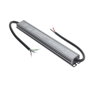 Nahaufnahme des dimmbaren LED-Controllers Silver TRAC mit zwei Drähten, mit Produktetiketten für Beleuchtungslösungen.