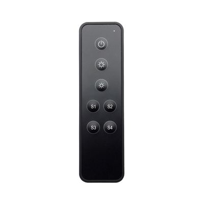 Alternativer Text: 'Schwarze LED-Beleuchtungsfernbedienung mit sieben Einschalttasten, Helligkeitsregelung und vier Einstellungen von S1 bis S4.