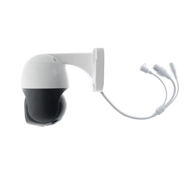 Elegante, an der Wand montierte Dome-Kamera mit angeschlossenen Kabeln in Weiß und Schwarz, ideal zur Verbesserung der Sicherheit Ihres LED-Lichtladens.