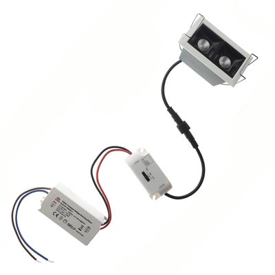 LED-Beleuchtungskomponenten mit Drähten, Bewegungssensor und Stromversorgung, mit weißem Hintergrund für die Installation von elektronischen Geräten.
