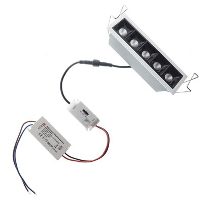 LED-Downlight mit 5 Glühbirnen, rechteckig, angeschlossen an eine elektronische Stromversorgung über Kabel und Stecker für eine effizientere Beleuchtung.