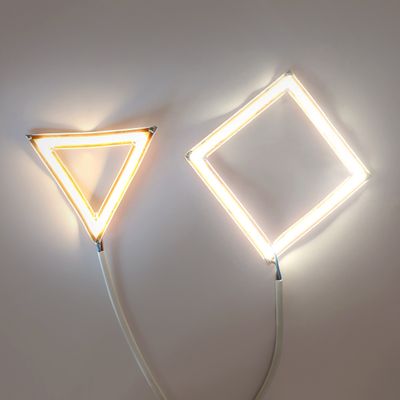 Zwei LED-Neon-Wandleuchten, dreieckig und rautenförmig, mit weißen Kabeln, moderne dekorative Beleuchtung.