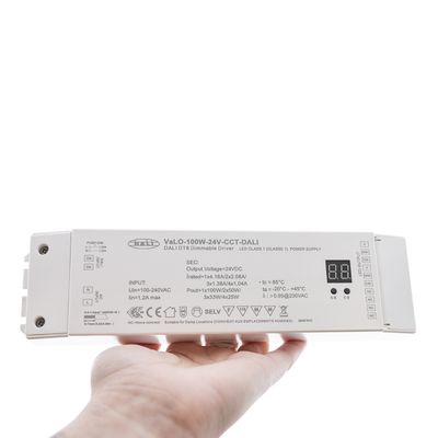 Tragbares weißes 24-V-LED-Steuergerät mit digitaler Anzeige, das die technischen Merkmale von energieeffizienten Beleuchtungslösungen hervorhebt.