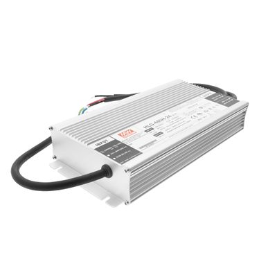 LED-Controller mit Kühlkörper, schwarzen Kabeln und Aufkleber mit technischen Daten und Zertifizierungslogos. Rechteckiges Design für effiziente Beleuchtungslösungen.