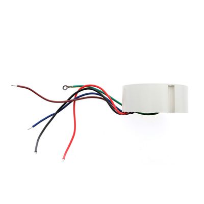 Weißes zylindrisches LED-Gerät mit sichtbaren farbigen Drähten (rot, schwarz, blau, grün) auf weißem Hintergrund zur Verbesserung von Beleuchtungslösungen.