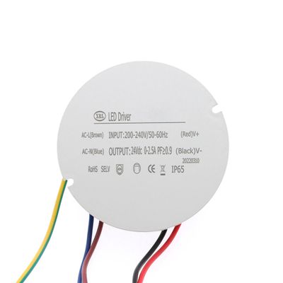 Ein kreisförmiger LED-Controller mit oben liegenden Funktionen und braunen, blauen, roten und schwarzen Drähten, die sich von unten her erstrecken - ideal für präzise Beleuchtungsanforderungen.