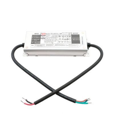 Nahaufnahme eines rechteckigen LED-Controllers mit markierten Ein- und Ausgängen. Mit beigefügten schwarzen Kabeln, die mit blanken Drähten für einen einfachen Anschluss enden.