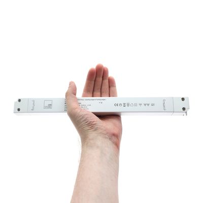 Hand-LED-Beleuchtung Shop-Fernbedienung, die Symbole und Text auf einem weißen Hintergrund für SEO-Optimierung zeigt.