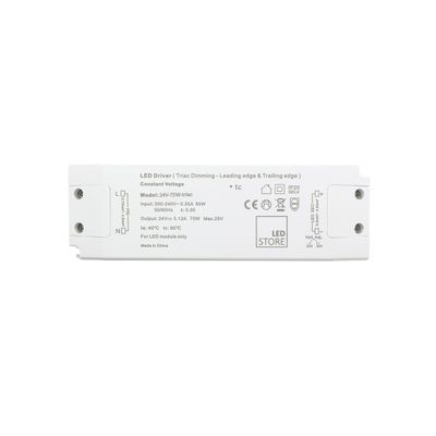 Nahaufnahme eines weißen LED-Controllers mit Angaben zu Spannung, Strom und Leistung; ein wesentlicher Bestandteil von LED-Beleuchtungssystemen.