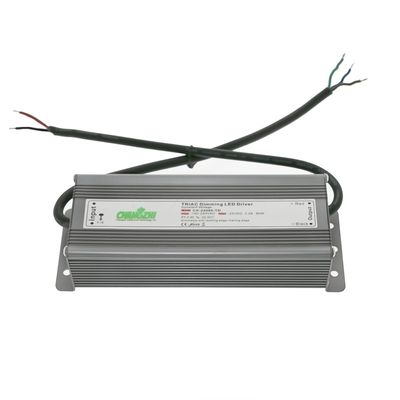 Silberfarbenes TRIAC-Dimmer-LED-Steuergerät mit angebrachten Drähten, die technische Etiketten und Spezifikationen für eine effiziente Beleuchtungssteuerung anzeigen.