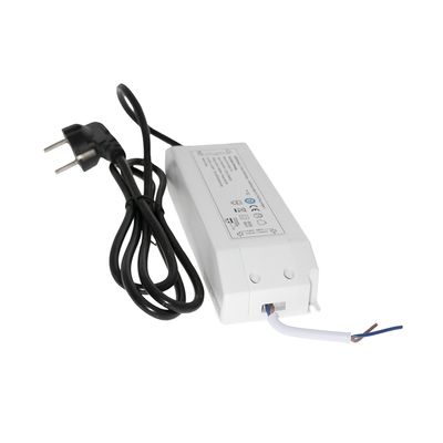 Rechteckiges LED-Netzteil mit weißem Gehäuse, sichtbaren Kabeln, beschrifteten Informationen und Stecker; ideal für energieeffiziente Beleuchtungslösungen.