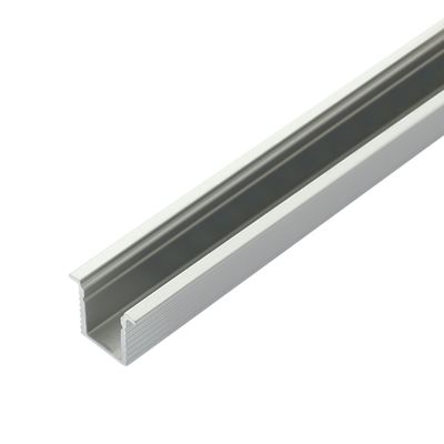 Nahaufnahme eines Diffusorstreifens für LED-Licht, klares Acryl mit einem schrägen, mattierten Ende für eine gleichmäßige Ausleuchtung.