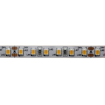 LED-Streifen in Nahaufnahme mit gelben und weißen LEDs, Kupferkontakten und Querschnittsmarkierungen für Beleuchtungsanwendungen.