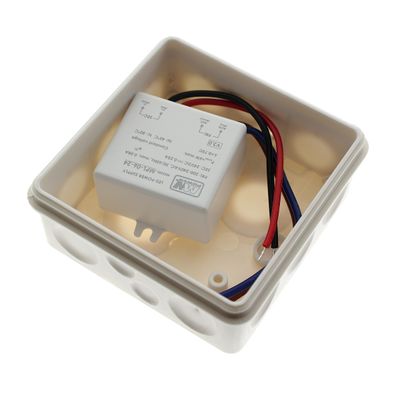 LED-Controller für Beleuchtung, rotes, schwarzes und blaues Kabel angebracht, Spezifikationen markiert, Stromversorgung für Leuchte.