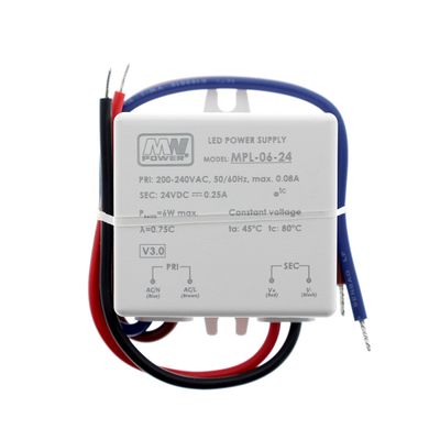 LED-Controller für Beleuchtung, rotes, schwarzes und blaues Kabel angebracht, Spezifikationen markiert, Stromversorgung für Leuchte.