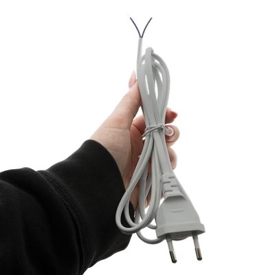 Stromkabel einer LED-Handlampe, mit Drähten, weißer Hintergrund, elektrisches Zubehör.