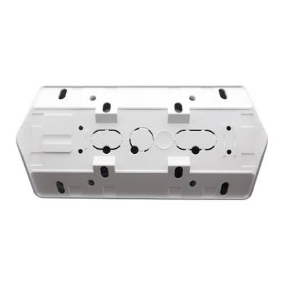 Weiße Schaltschrankabdeckung für die LED-Installation, mit runden Ausschnitten und sichtbaren Befestigungslöchern.