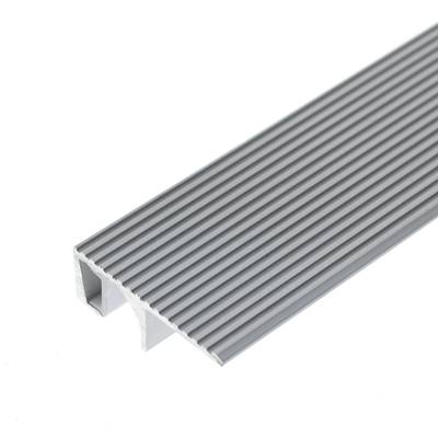 LED-Aluminiumprofil T-förmig, silberne Oberfläche, Reflektor für LED-Streifen, weißer Hintergrund