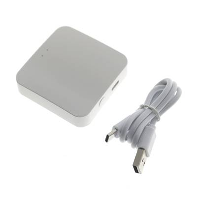 Kompakter LED-Controller im weißen Gehäuse, inklusive USB-Ladekabel; unterstützt Micro-USB- und USB-A-Anschlüsse