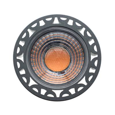 Silberfarbene LED-Spotlampe, strukturierte Glaslinse, gerichtete Beleuchtung, kaltweißes Licht.