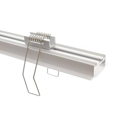 Weißes LED-Profil aus Aluminium mit federbelasteten Befestigungsclips für die LED-Beleuchtung.