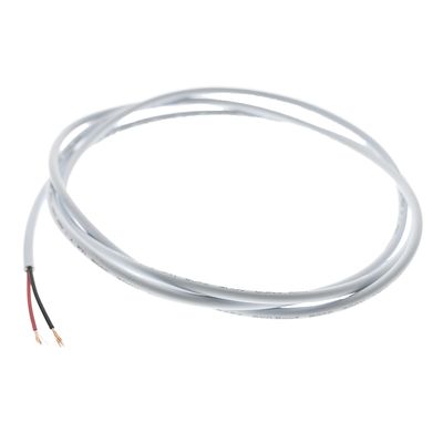 Verdrilltes graues Elektrokabel mit sichtbaren roten und schwarzen Adern, geeignet für die Installation von LED-Beleuchtung und elektrische Anschlüsse.