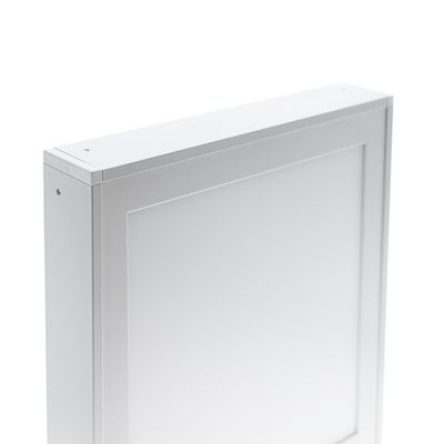 LED-Panel-Leuchte mit minimalistischem Design, die ihren schlanken Rahmen und ihre moderne Ästhetik vor einem weißen Hintergrund zur Geltung bringt.