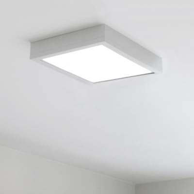 Eine quadratische Deckenleuchte mit strahlend weißem Licht in einem minimalistisch weiß gestrichenen Raum. Moderne LED-Beleuchtung akzentuiert jeden Raum.