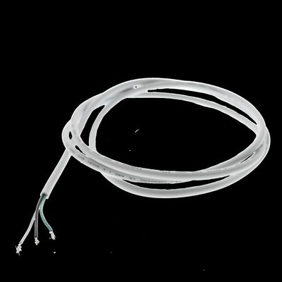 Alternativer Text: 'Verdrilltes weißes Elektrokabel mit drei freiliegenden Kupferleitern auf schwarzem Hintergrund, ideal für LED-Beleuchtungsanlagen.