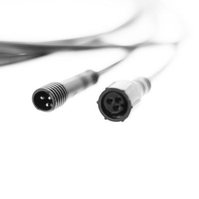 Nahaufnahme von zwei runden dreipoligen elektrischen Steckern für LED-Beleuchtung auf weißem Hintergrund. Geeignet für die Verbesserung von Beleuchtungssystemen.