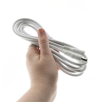 Alternativer Text: Handgedrehtes weißes Stromkabel mit einem Stecker auf schwarzem Hintergrund, der den Anschluss des LED-Beleuchtungswerks darstellt.