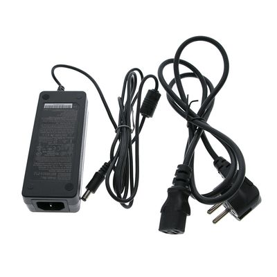 LED-Beleuchtungsnetzteil, zweipoliger Stecker und abnehmbare Leitung zum sicheren Anschluss der Leuchte, weiß.