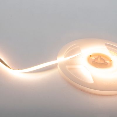 Schmaler SOLO-LED-Streifen, beleuchtet von einer Spule in der Farbtemperatur 3000K.