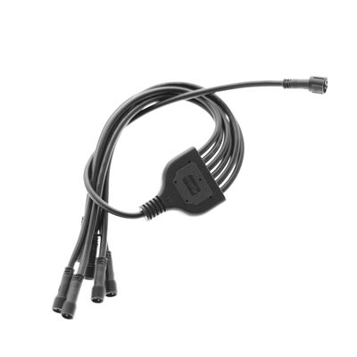 Schwarzer Kabelsplitter mit 4 Anschlüssen und Eingang am Ende, auf weißem Hintergrund, ideal für LED-Beleuchtungsanlagen.