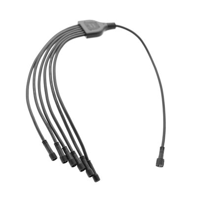 Schwarzes Fünf-Wege-LED-Verteilerkabel mit Gleichstromausgängen; ideal für hocheffiziente Beleuchtungsanlagen. Ein Eingang, fünf Ausgänge für zusätzliche Vielseitigkeit.
