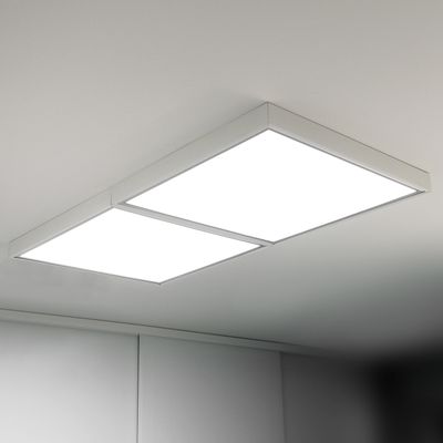 LED-Deckenleuchten: zwei rechteckige Leuchten, die helles, weißes Licht ausstrahlen, montiert an einer glatten, hellen Decke. Ideal für moderne Innenräume.