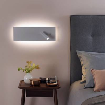 Eine minimalistische rechteckige Wandleuchte, die sanft auf einem schlichten weißen Hintergrund leuchtet. Eine stilvolle LED-Leuchte für moderne Innenräume und effiziente Beleuchtung.