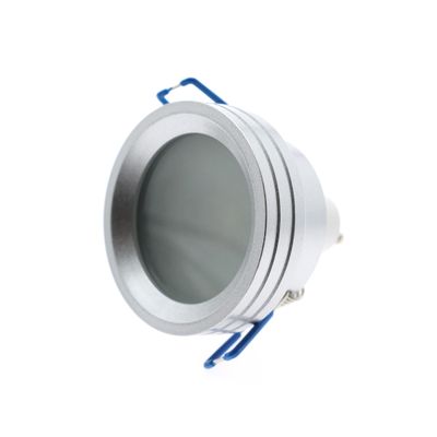 Nahaufnahme einer modernen runden silberfarbenen LED-Einbauleuchte mit Glasabdeckung und blauen Clips auf weißem Hintergrund. Perfekt für energieeffiziente Beleuchtungsanforderungen.