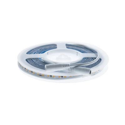 LED-Leuchtband mit weißer Spule mit Steckern, ideal für anpassbare Beleuchtungslösungen. Energieeffizient und perfekt für eine breite Palette von Beleuchtungsanforderungen.