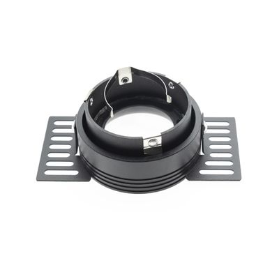 Schwarze Deckeneinbauleuchte mit rundem Design und verstellbaren Halterungen, perfekt für moderne LED-Beleuchtungslösungen.