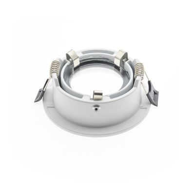 Alternativer Text: "Obere Abbildung eines weißen LED-Einbaudownlights mit 3 Metallfederklemmen und einer kreisförmigen Öffnung in der Mitte für die Beleuchtung von Wohnungen oder Geschäften.