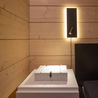 Moderne rechteckige schwarze Wandleuchte mit verstellbarem Strahler, ideal für moderne Innenräume und energieeffiziente LED-Beleuchtungslösungen.