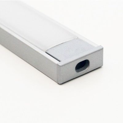 Nahaufnahme einer stilvollen weißen und grauen rechteckigen LED-Leuchte auf einem schlichten weißen Hintergrund mit einem modernen Design und einem kleinen Lochdetail.