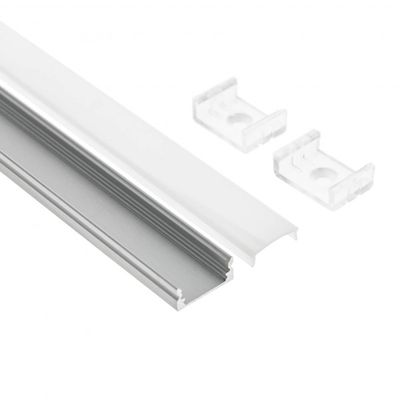 Nahaufnahme eines silbernen und weißen Aluminium-LED-Kanals mit Diffusorabdeckung und zwei Kunststoffhalterungen auf reinweißem Hintergrund.